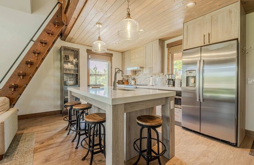 Eureka Casa | Cottage on the 10th Tee – Beautiful Stay for 7 w/ Hot Tub & Fire Pit