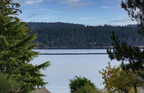 Sequim Casa | Cottage on the Bay- Hot Tub, Beach, Dock, Kayaks