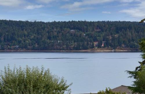 Sequim Casa | Cottage on the Bay- Hot Tub, Beach, Dock, Kayaks