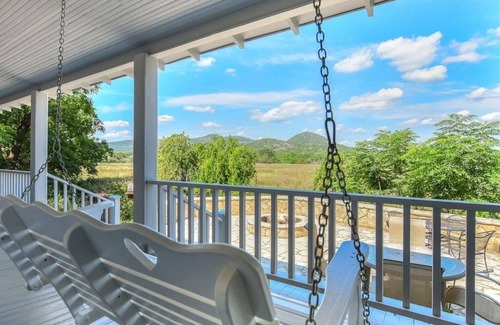 Leakey Casa | Cottage on the Frio River