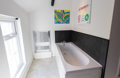 Abercarn Cabaña | Cottage on the Hill - Cosy and Characterful