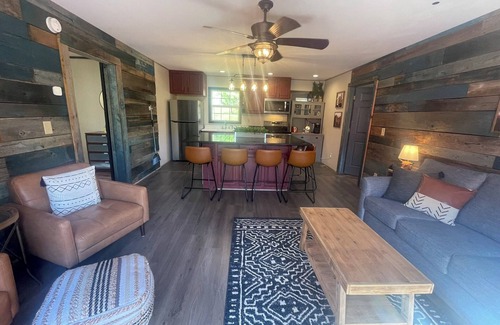 Mill Spring Cabaña | Cottage on the water. Kayaks Fishing Fire Pit. 5 mins from TIEC. 15 to Lake Lure