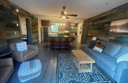 Mill Spring Cabaña | Cottage on the water. Kayaks Fishing Fire Pit. 5 mins from TIEC. 15 to Lake Lure