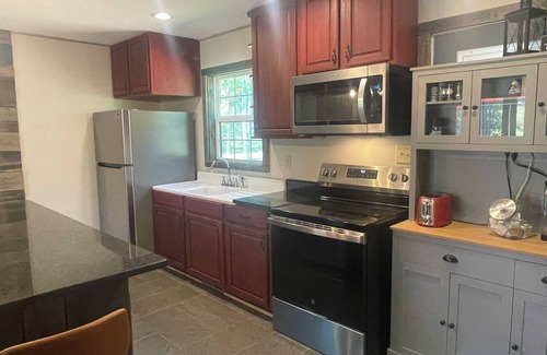 Mill Spring Cabaña | Cottage on the water. Kayaks Fishing Fire Pit. 5 mins from TIEC. 15 to Lake Lure