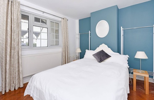 West Byfleet Apartamento | Cottage style apartment close to trains to London