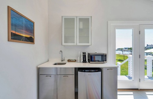 Hampton Bays Casa | Cottage Suite in Boutique Hotel, Heart of Hampton Bays, Waterfront...