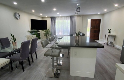 North York Casa | Cottage Vibes in the City
