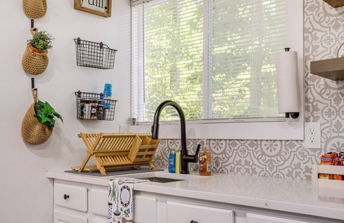 Dawsonville Apartamento | Cottage w/ Dock & Deck: Walk to Toto Creek!