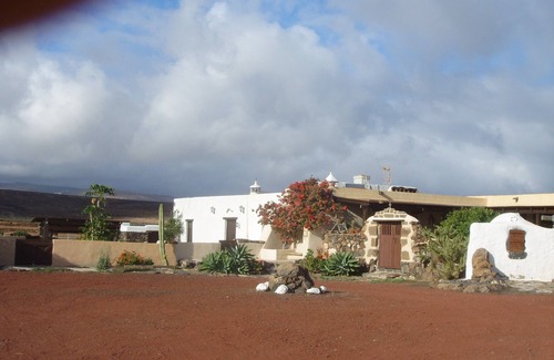 Teguise Casa | Villa con piscina privada, BBQ, jardín y wifi gratis a 3km de Costa Teguise