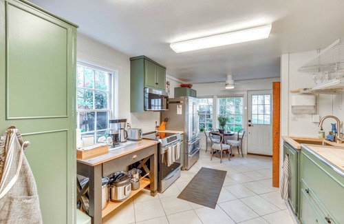 Leesburg's Old and Historic District Cabaña | Cottage w/ Furnished Patio & Garden: Dtwn Leesburg