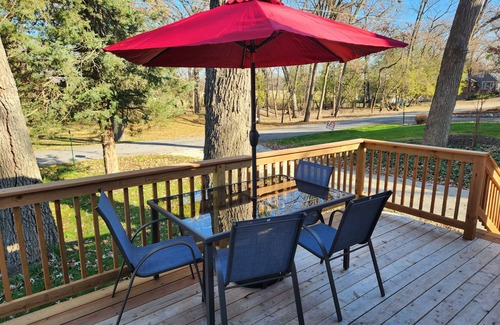 Zenda Casa | Cottage walking distance to Lake Geneva!