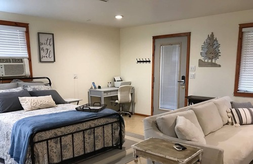 Shirley Cabaña | Cottage walking distance to Greers Ferry Lake, boat launch and swimming area