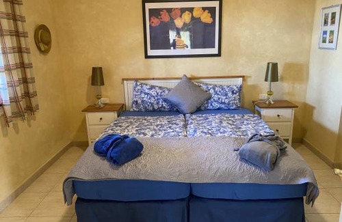 El Jaral Casa | Cottage with 2 Bedrooms.2 Bathrooms, Heated solar Pool, Sauna, Jacuzzi, Garden