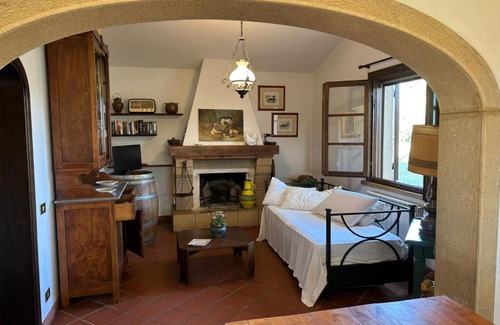 Cecina Casa | Cottage with a great fenced garden in the Tuscan countryside