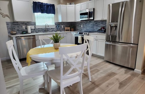 Navarre Cabaña | Cottage with awesome outdoor living area 5 minutes to Navarre Beach!