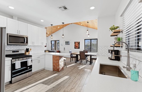 Evans Churchill Casa | Cottage with BBQ & Hot Tub
