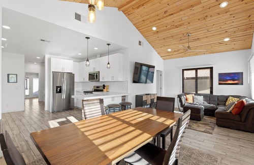Evans Churchill Casa | Cottage with BBQ & Hot Tub