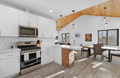 Evans Churchill Casa | Cottage with BBQ & Hot Tub