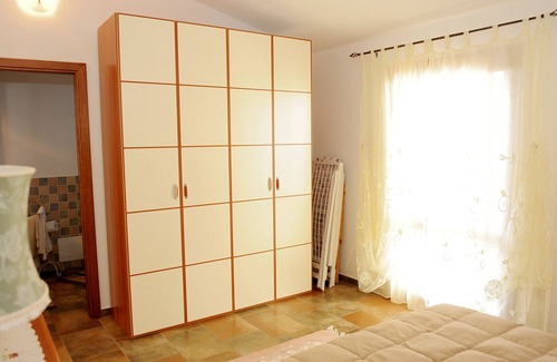 Baia Sant'Anna Apartamento | Pequeña villa con hermoso jardín, en una zona tranquila.