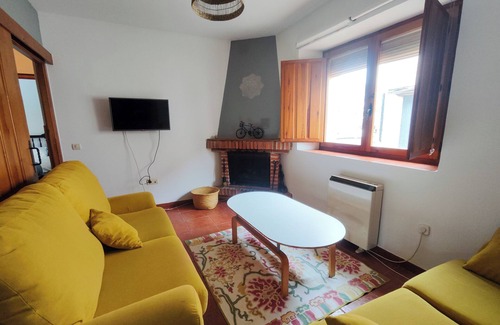 Orejana Cabaña | Casa rural con jardín, chimenea y barbacoa. Ubicada en zona con encanto único.