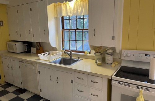 Hyannis Port Cabaña | Cottage with private beach in Hyannis Port