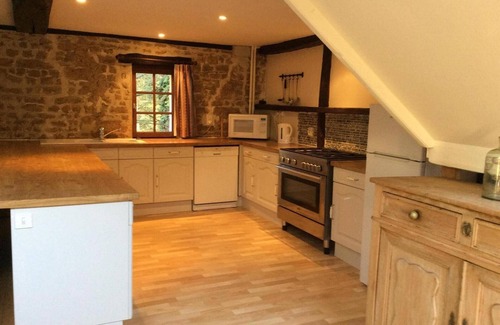 Guerquesalles Cabaña | Cabaña con piscina compartida, jacuzzi, pesca, tenis, TV del Reino Unido y Wi-Fi