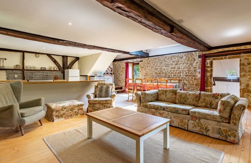 Guerquesalles Cabaña | Cabaña con piscina compartida, jacuzzi, pesca, tenis, TV del Reino Unido y Wi-Fi
