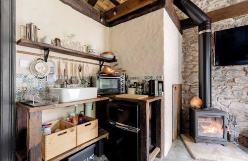 Camborne Cabaña | Cottage/Wood Burner Long Stays Welcome