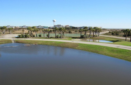 Ocean Isle Beach Villa | ¡NUEVO LISTADO! "Vista al mar" club de la piscina con vista al mar, amistoso para perros, ¡solo actualizado!