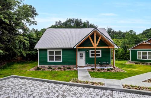 Pigeon Forge Casa | Cottontail Cottage 2BR Cabin Flat Entry Hot Tub across from Dollywood w fireworks views