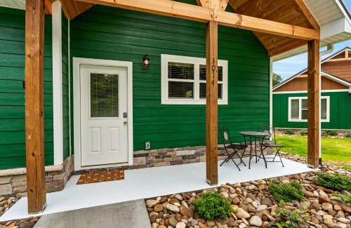 Pigeon Forge Casa | Cottontail Cottage 2BR Cabin Flat Entry Hot Tub across from Dollywood w fireworks views
