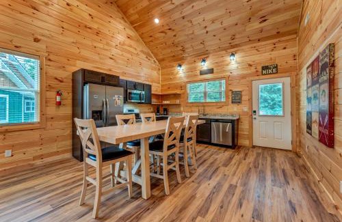 Pigeon Forge Casa | Cottontail Cottage 2BR Cabin Flat Entry Hot Tub across from Dollywood w fireworks views