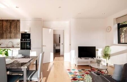 Coulsdon West Apartamento | Coulsdon - Entire 2BR Flat with Terrace - Walk to Station