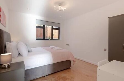 Coulsdon West Apartamento | Coulsdon - Entire 2BR Flat with Terrace - Walk to Station