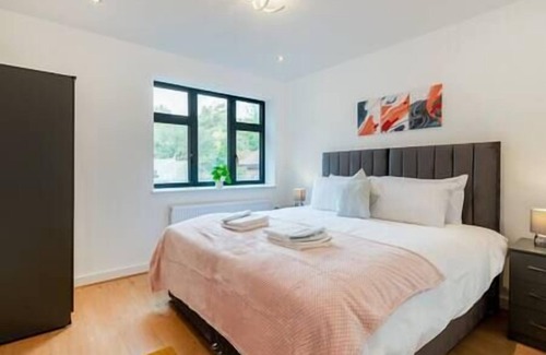 Coulsdon West Apartamento | Coulsdon -Entire 2BR Flat- Covered Balcony - Walk to Station