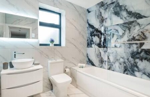 Coulsdon West Apartamento | Coulsdon -Entire 2BR Flat- Covered Balcony - Walk to Station