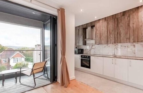 Coulsdon West Apartamento | Coulsdon -Entire 2BR Flat- Covered Balcony - Walk to Station