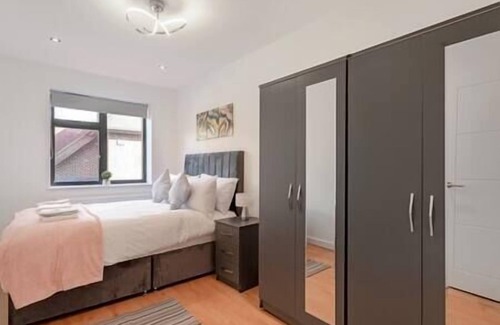 Coulsdon West Apartamento | Coulsdon -Entire 2BR Flat, Covered Balcony - Walk to Station