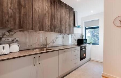 Coulsdon West Apartamento | Coulsdon -Entire 2BR Flat, Covered Balcony - Walk to Station
