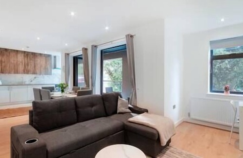 Coulsdon West Apartamento | Coulsdon -Entire 2BR Flat, Covered Balcony - Walk to Station