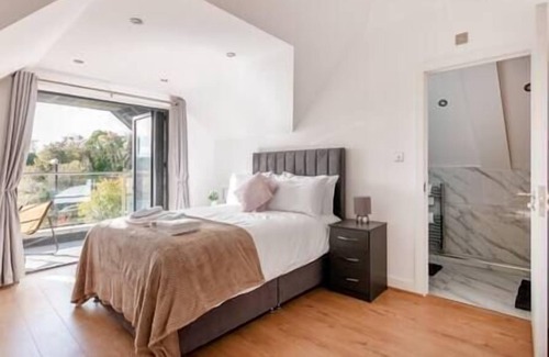 Coulsdon West Apartamento | Coulsdon -Entire 3BR Flat, Covered Balcony - Walk to Station