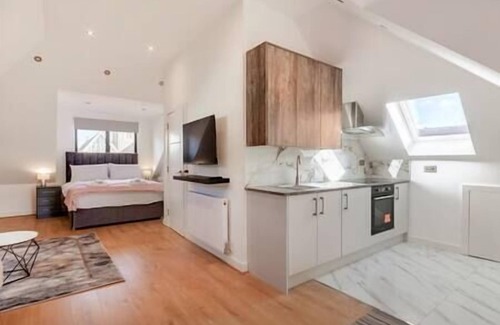 Coulsdon West Apartamento | Coulsdon - Entire Studio, Covered Balcony - Walk to Station