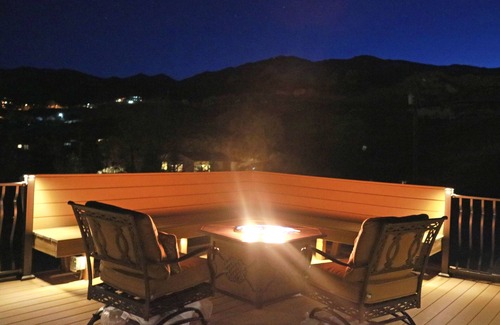 Colorado Springs Casa | Counting Stars Adobe, hermosa terraza privada en la azotea, disponibilidad en mayo