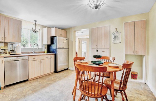 South Stormont Casa | Country 5 Bed 1.5 Bath - charming cottage w/ gym,1HR to Ottawa & Montreal