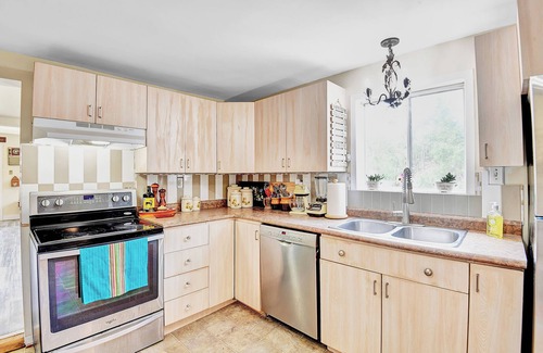South Stormont Casa | Country 5 Bed 1.5 Bath - charming cottage w/ gym,1HR to Ottawa & Montreal