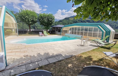 Arvillard Villa | Castillo rural 'Chateau D'escart' con vistas a la montaña, piscina privada y Wi-Fi