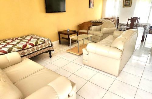 Mango Walk Apartamento | Country Club House Retreat - 2 bedroom House with Pool near Montego Bay Airport and Beach Strip