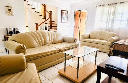 Mango Walk Apartamento | Country Club House Retreat - 2 bedroom House with Pool near Montego Bay Airport and Beach Strip