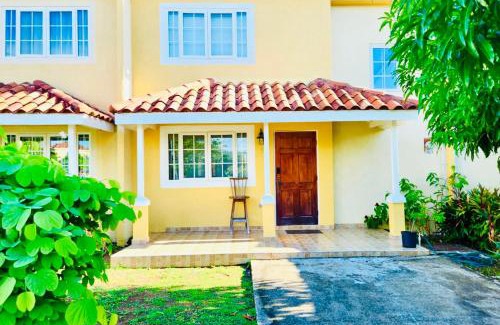Mango Walk Apartamento | Country Club House Retreat - 2 bedroom House with Pool near Montego Bay Airport and Beach Strip