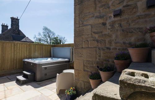 Hulme End Casa | Country Cottage with Hot Tub - pre-heated for your arrival